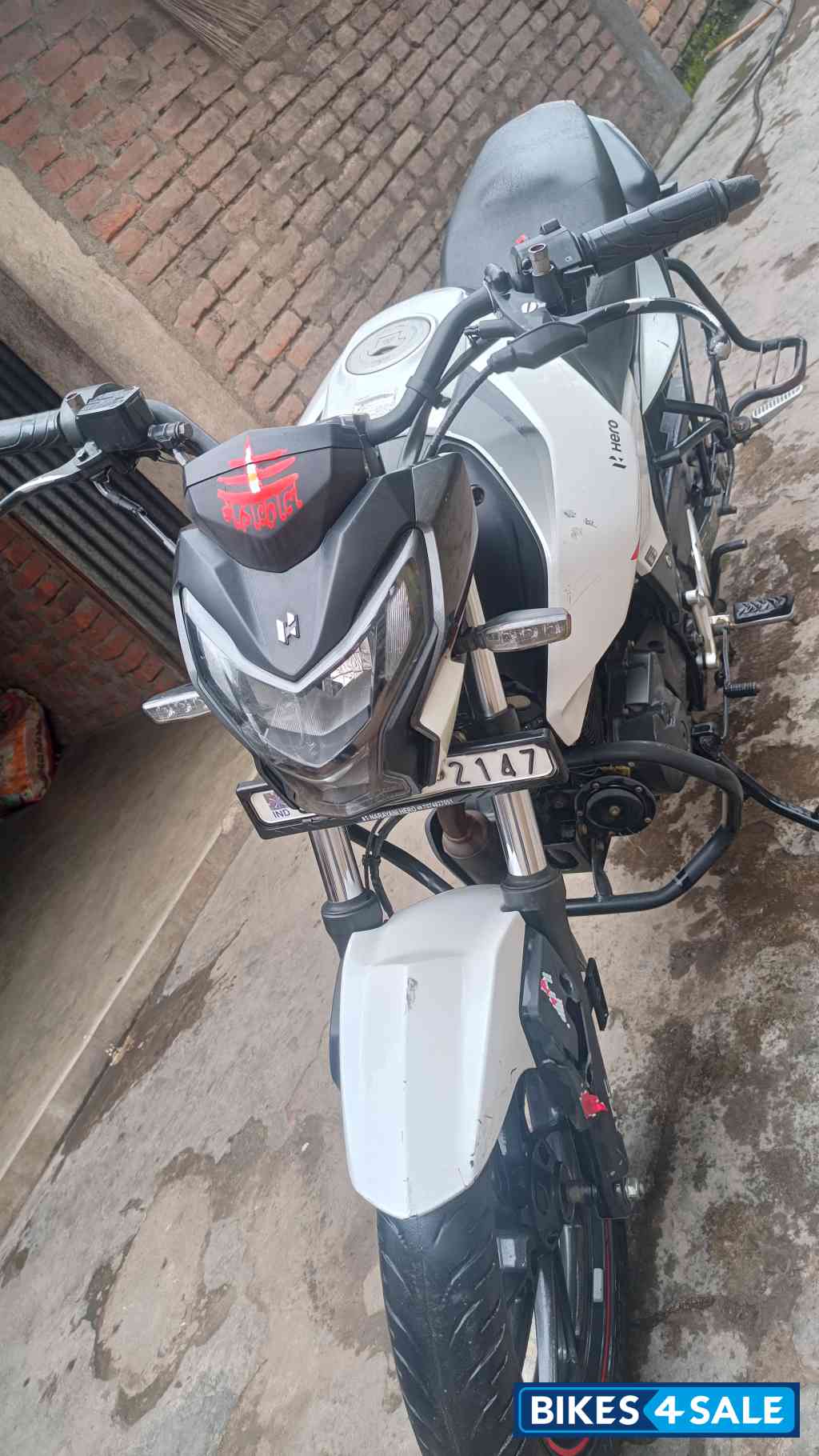 White & Black Hero Xtreme 160R BS6