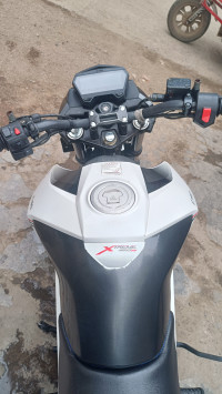 White & Black Hero Xtreme 160R BS6