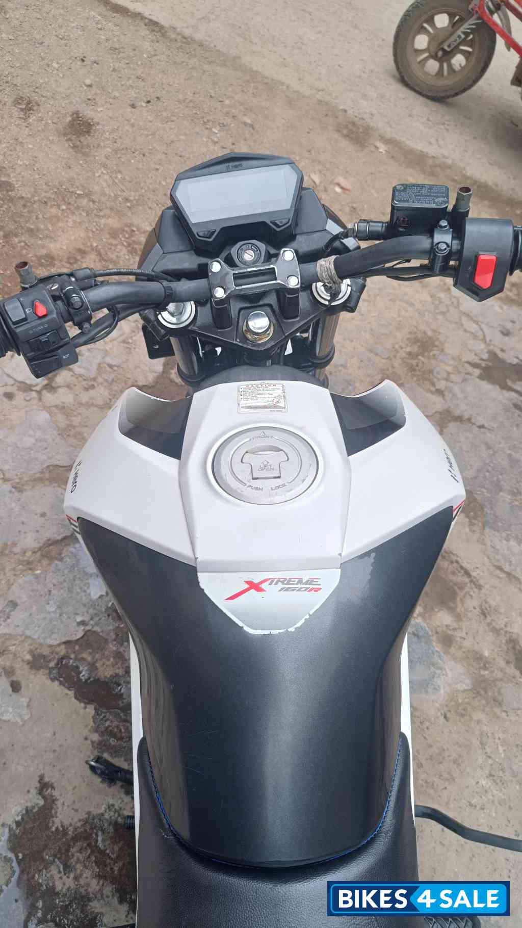 White & Black Hero Xtreme 160R BS6