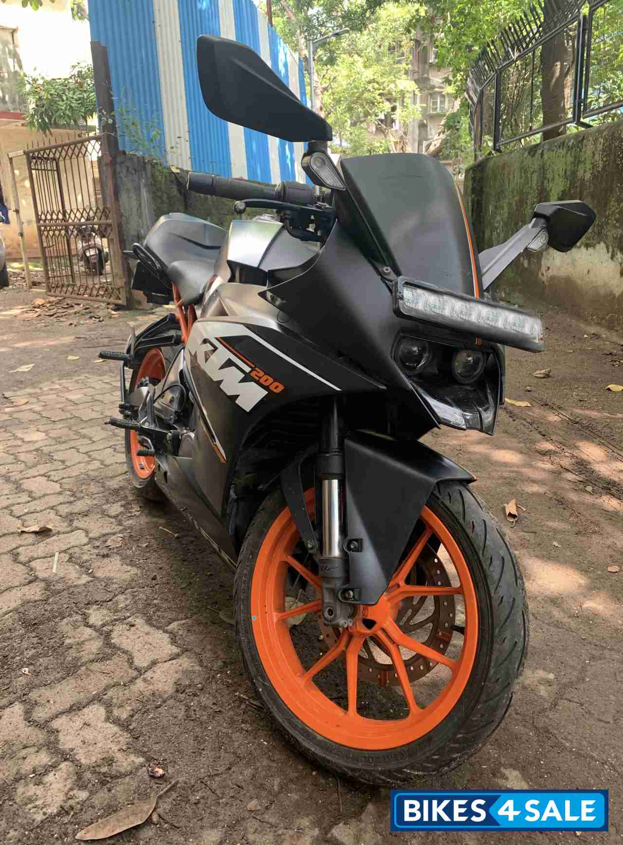 Black KTM RC 200
