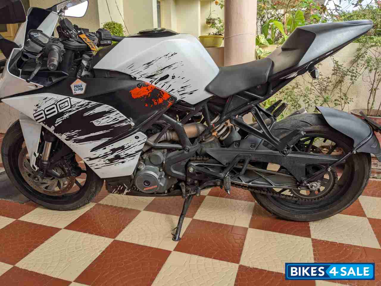 Black And White KTM RC 390