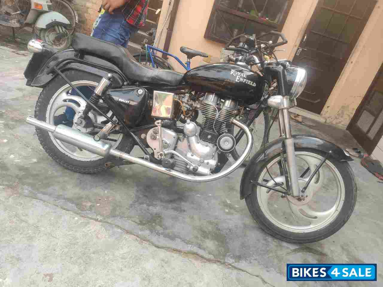 Black Royal Enfield Bullet 350