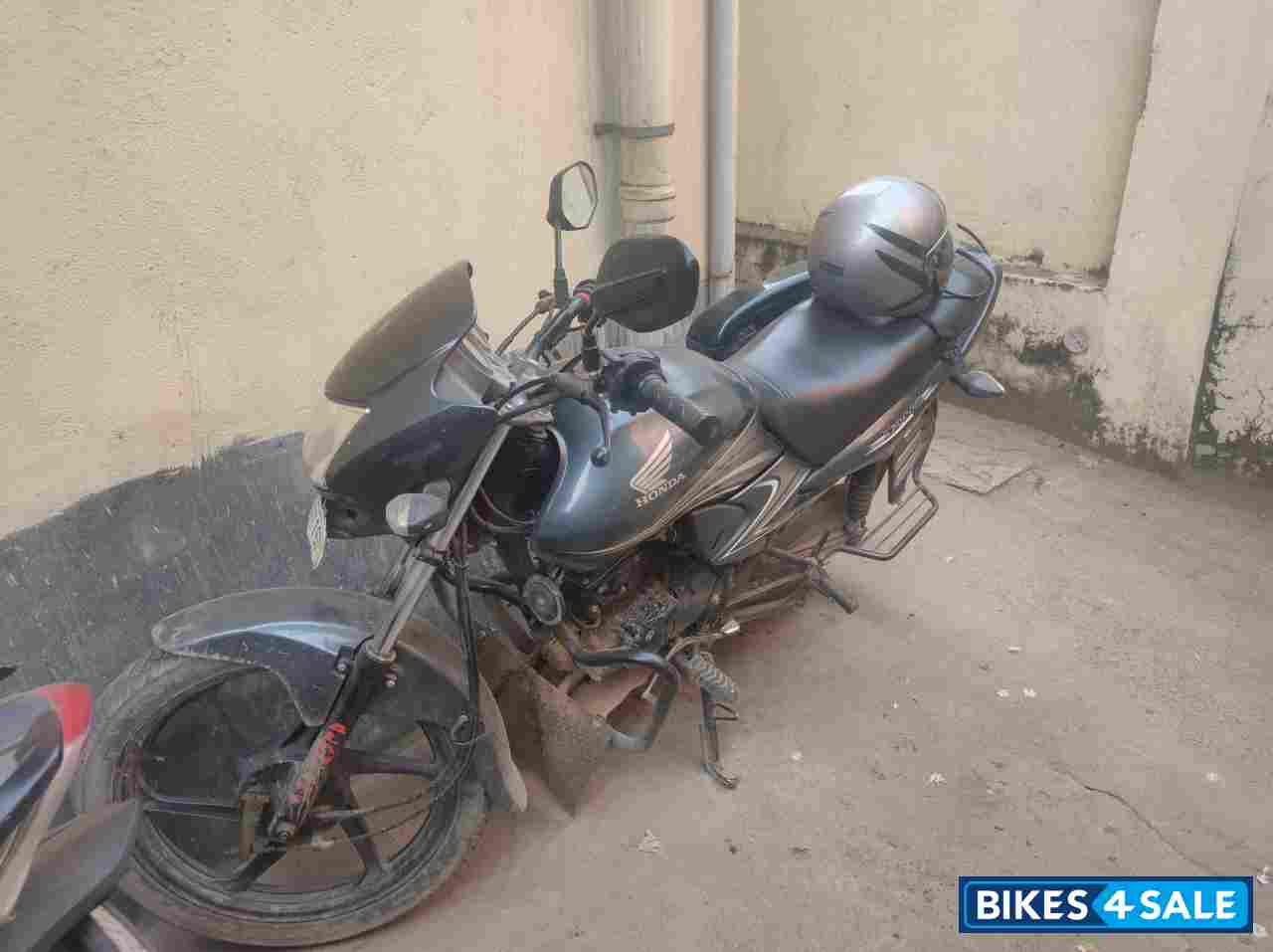 Grey Honda Dream Yuga