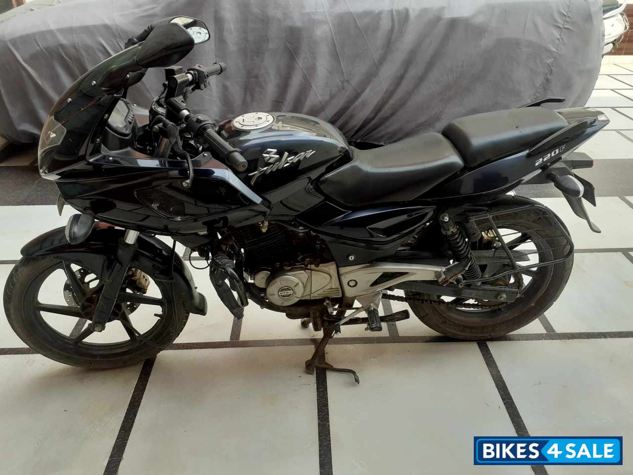 Black Bajaj Pulsar 220F