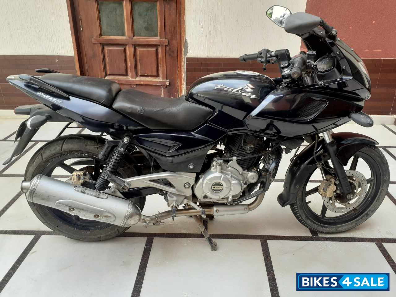 Black Bajaj Pulsar 220F