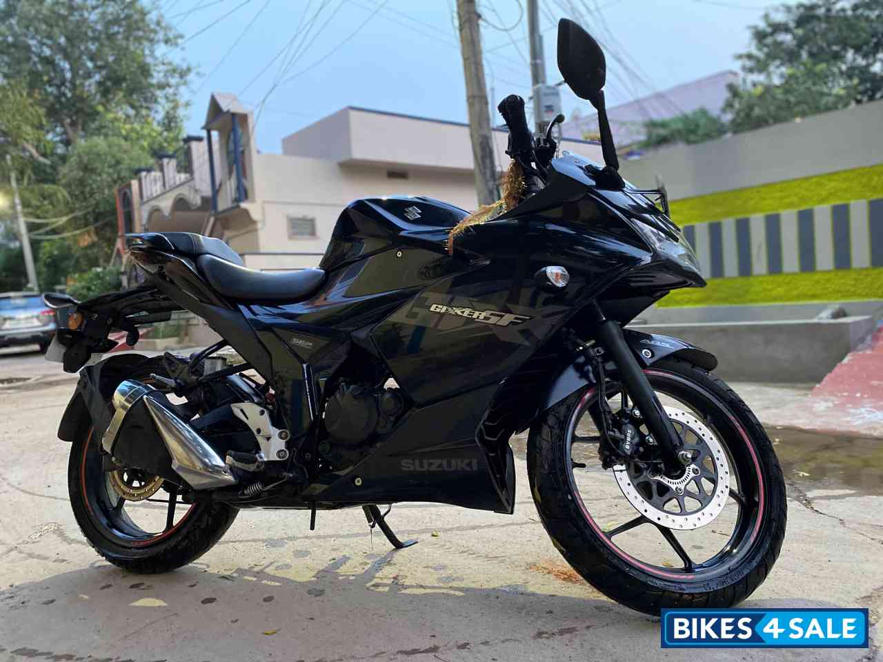 Sparkle Black Suzuki Gixxer SF Fi