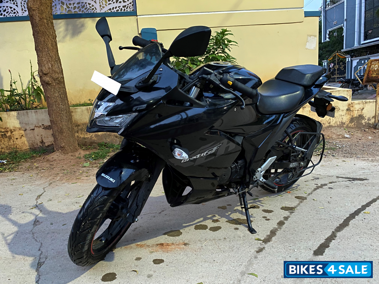 Sparkle Black Suzuki Gixxer SF Fi
