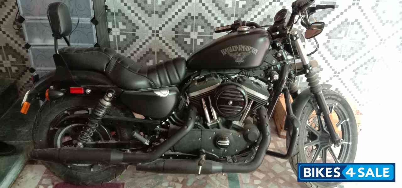 Black Harley Davidson Iron 883