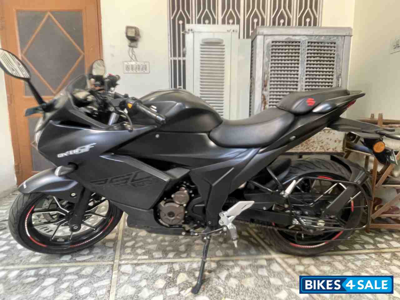 Black Suzuki Gixxer SF 250 Black Suzuki Gixxer SF 250