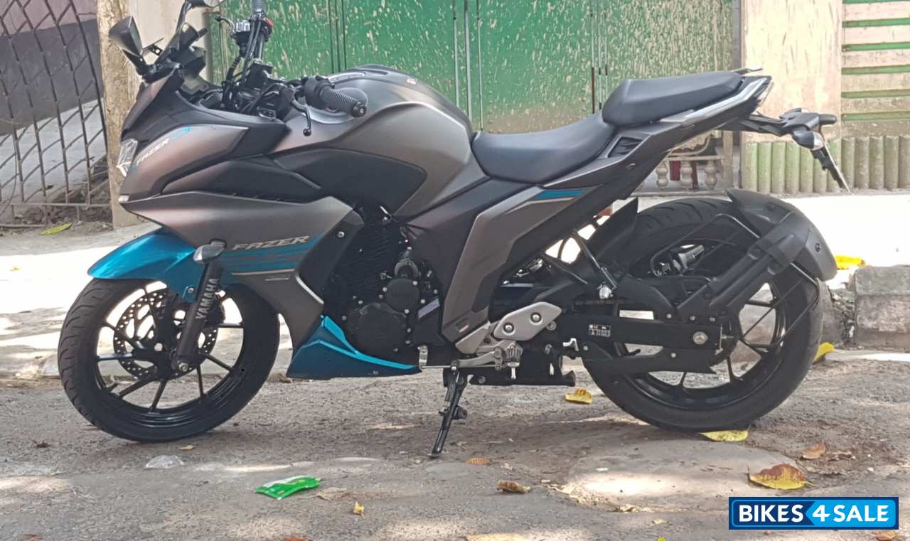 Grey And Cyan Yamaha Fazer 25