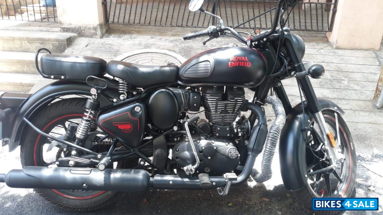 Stealth Black Royal Enfield Classic 350 BS VI