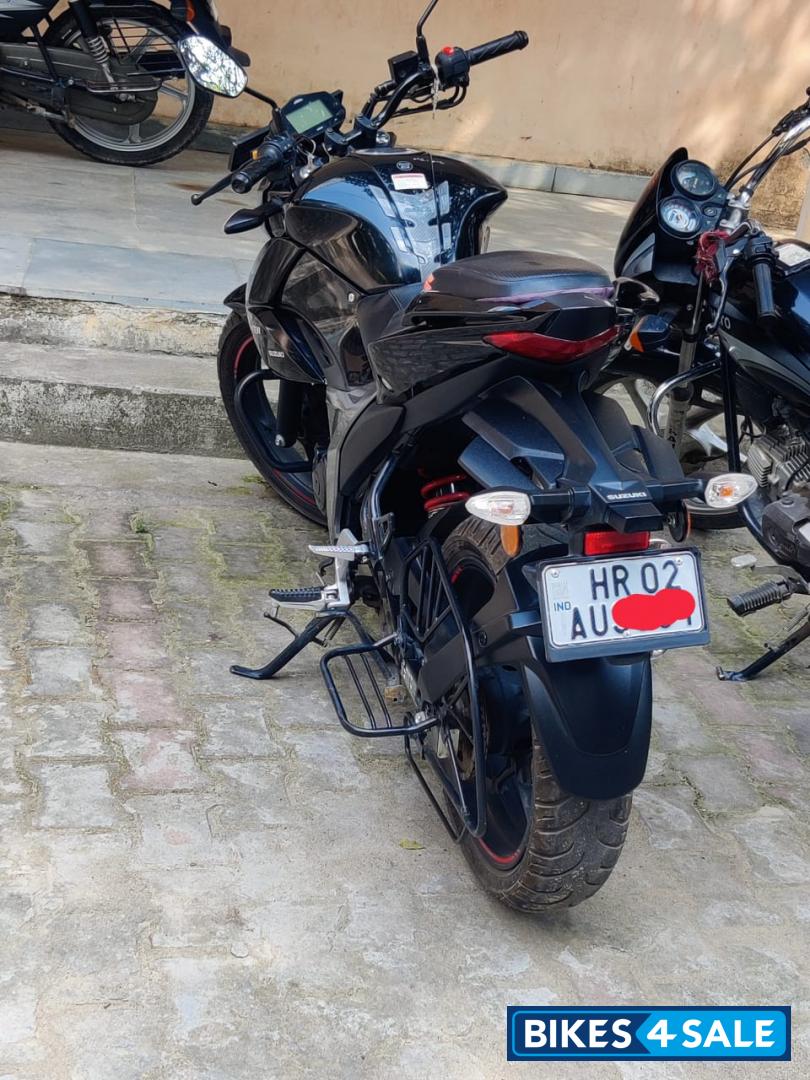 Black Suzuki Gixxer BS6