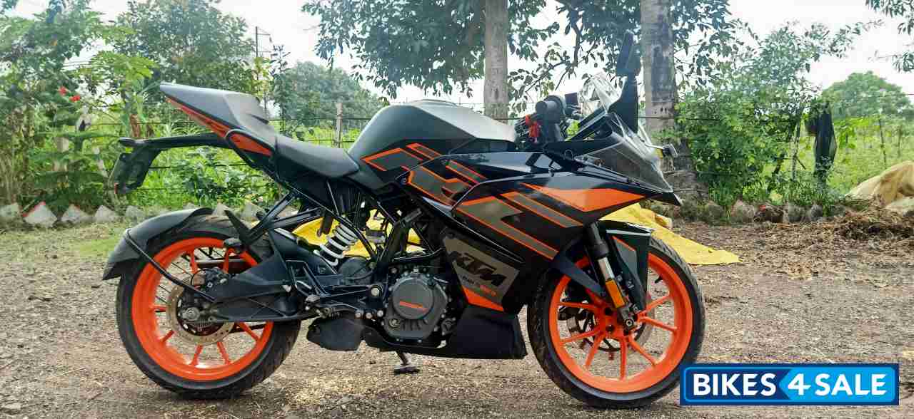 Black KTM RC 200 2020