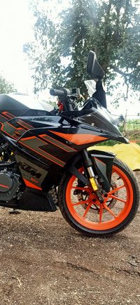 Black KTM RC 200 2020