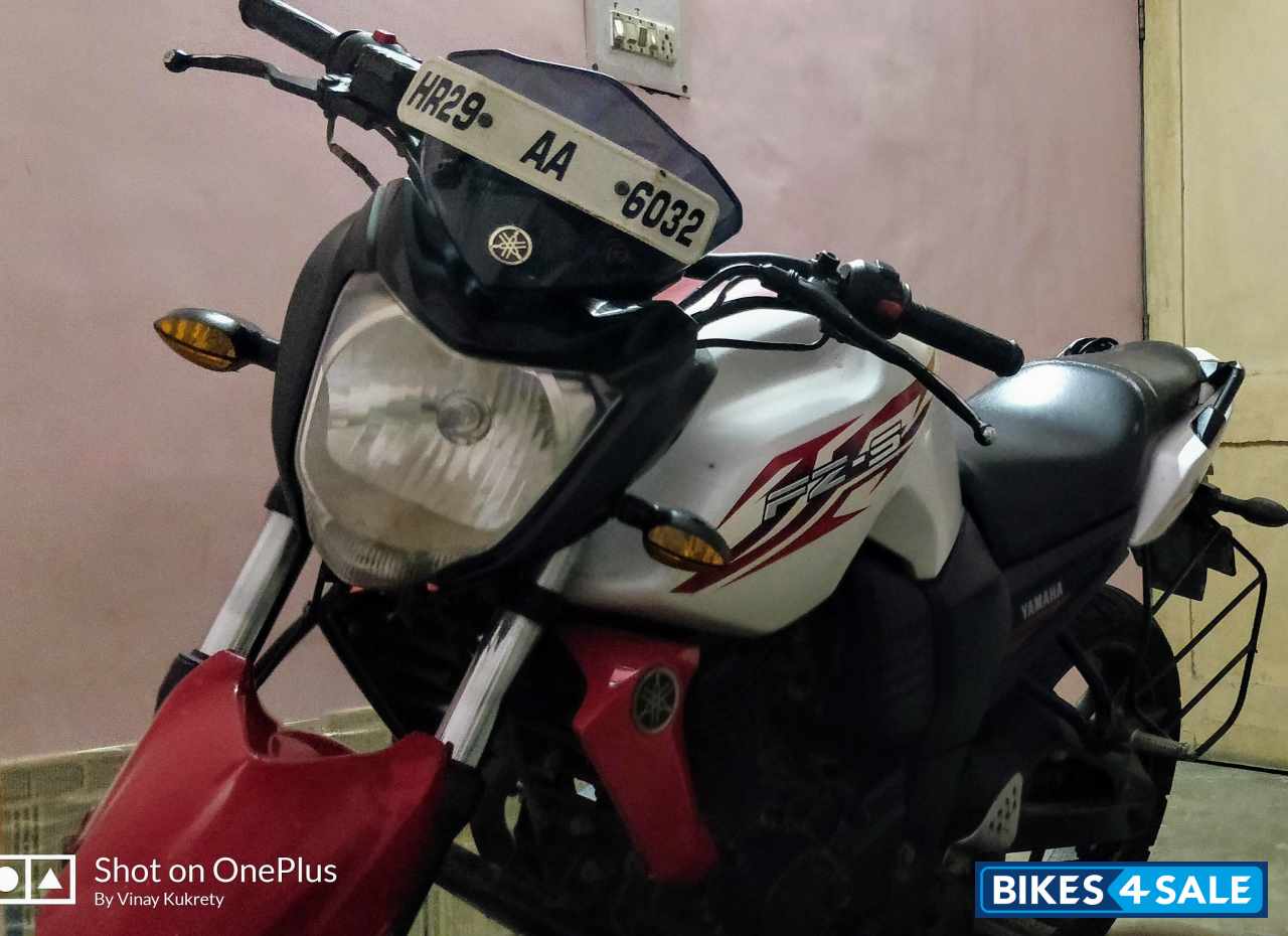 White & Red Yamaha FZ-S