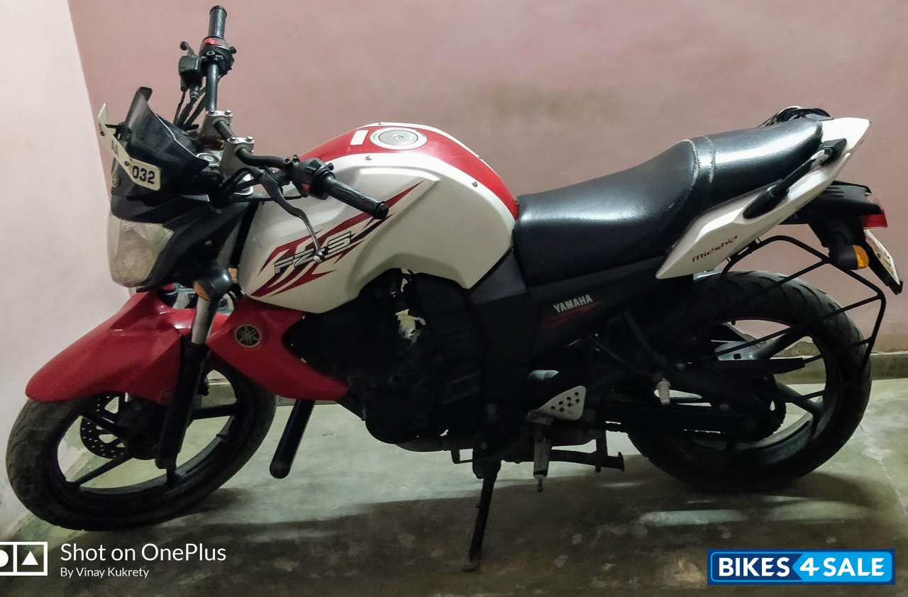 White & Red Yamaha FZ-S