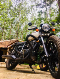 White Royal Enfield Thunderbird X 350