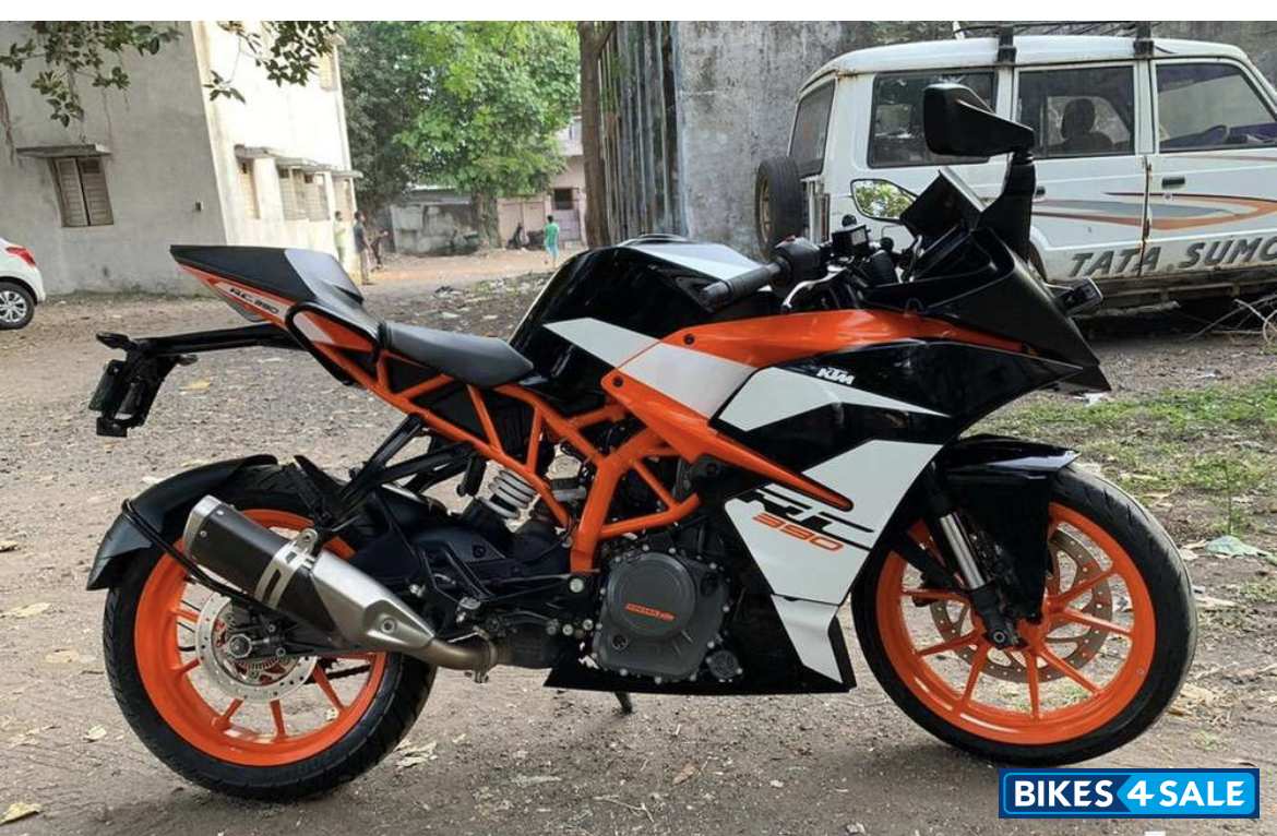Black KTM RC 390