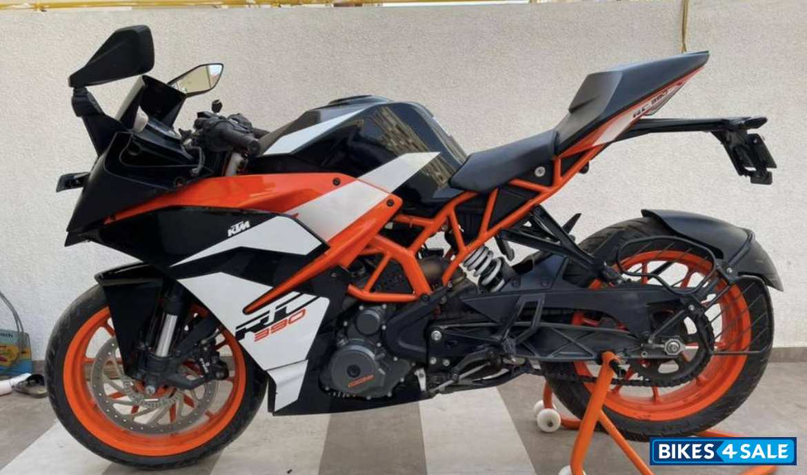 Black KTM RC 390