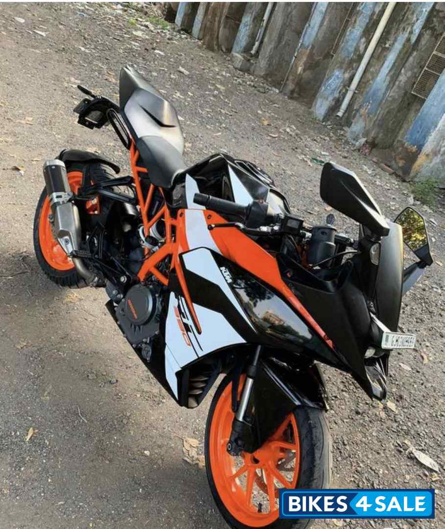 Black KTM RC 390