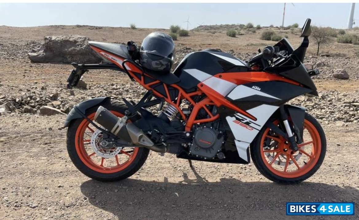 Black KTM RC 390