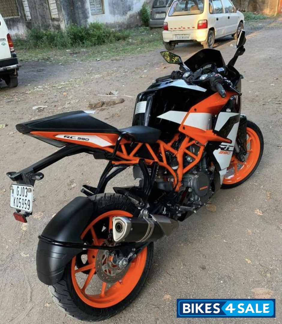 Black KTM RC 390