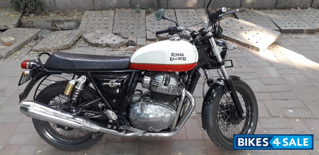 Baker, White/red Royal Enfield Interceptor 650 Twin