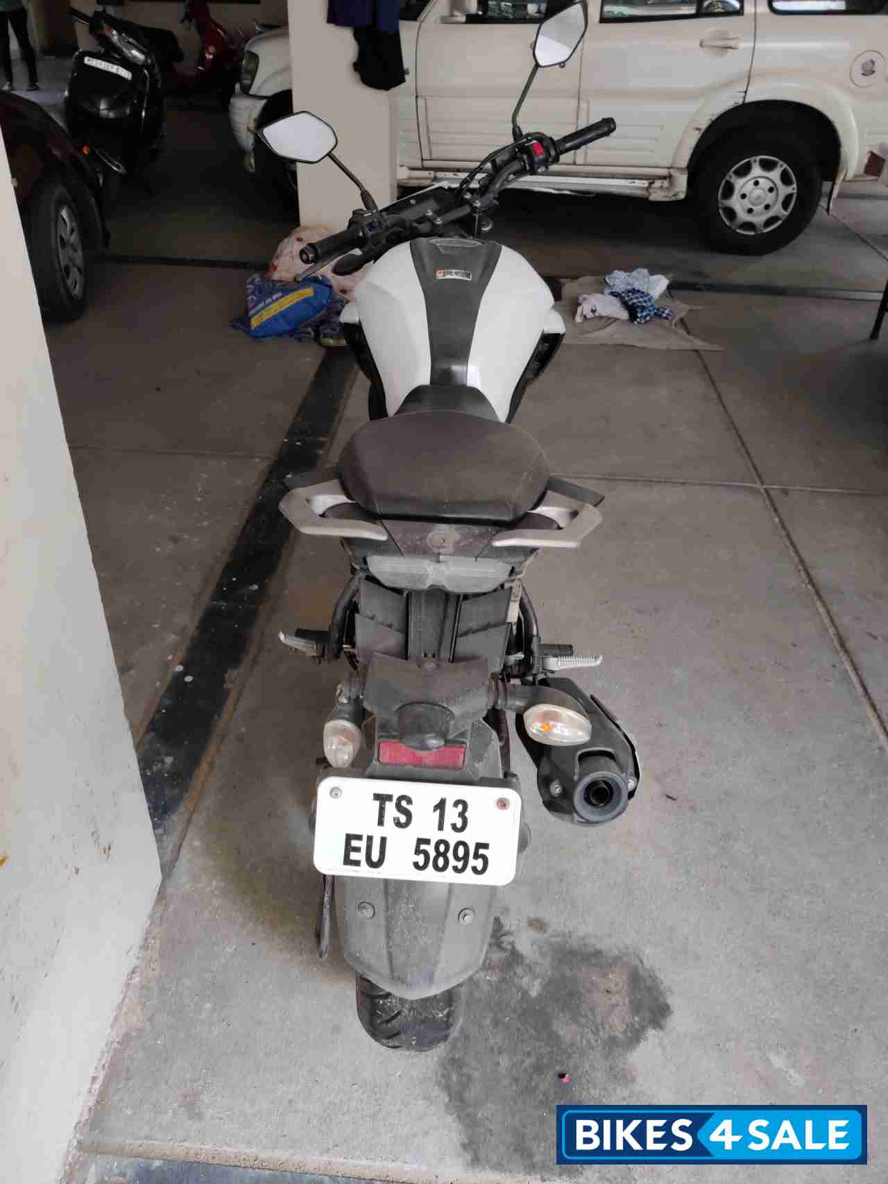 White Yamaha FZ25