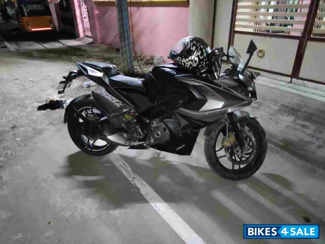 Bajaj Pulsar RS 200 ABS