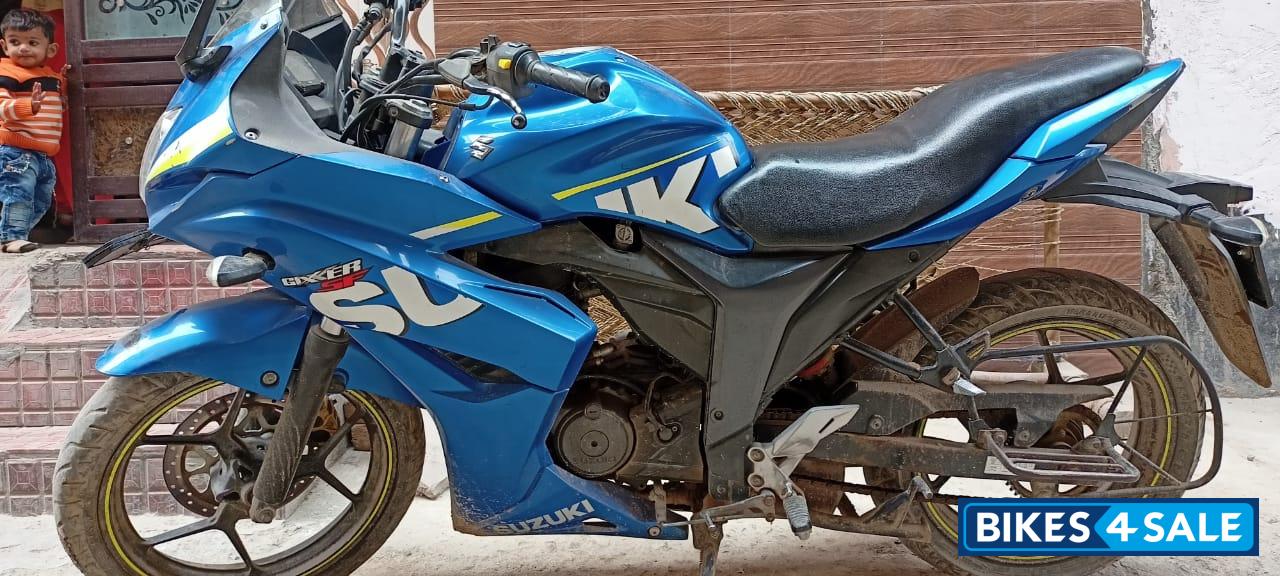 Blue Suzuki Gixxer SF