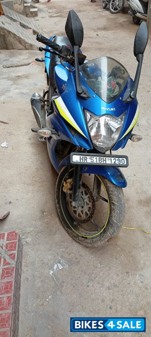 Blue Suzuki Gixxer SF