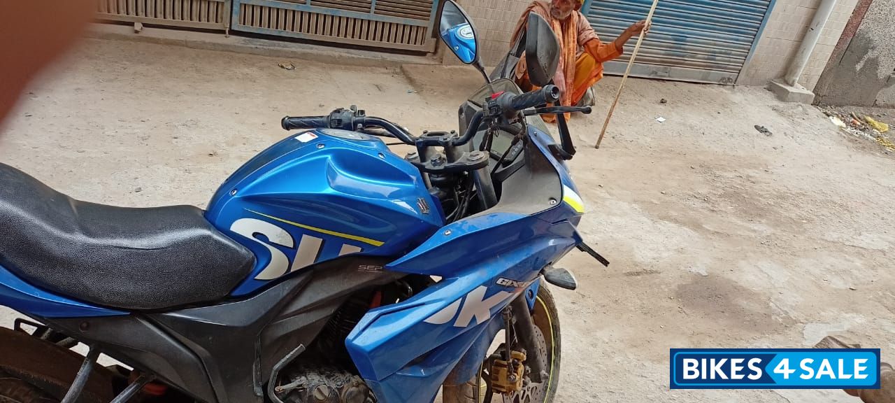 Blue Suzuki Gixxer SF