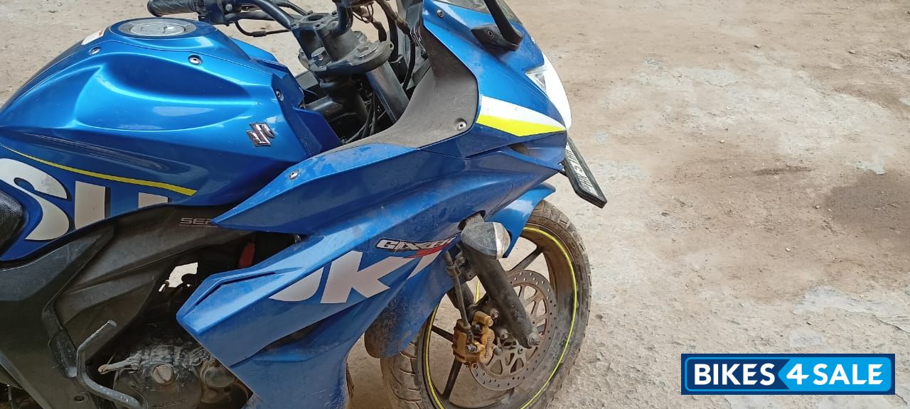 Blue Suzuki Gixxer SF