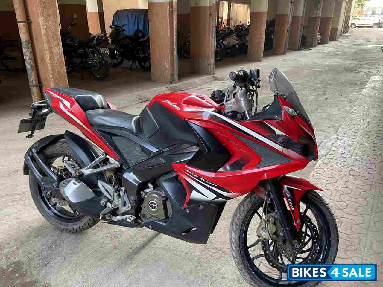 Bajaj Pulsar RS 200 ABS