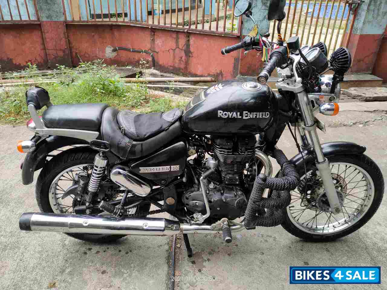 Black Royal Enfield Thunderbird 500