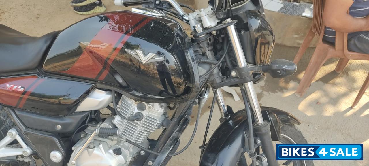 Bajaj V15