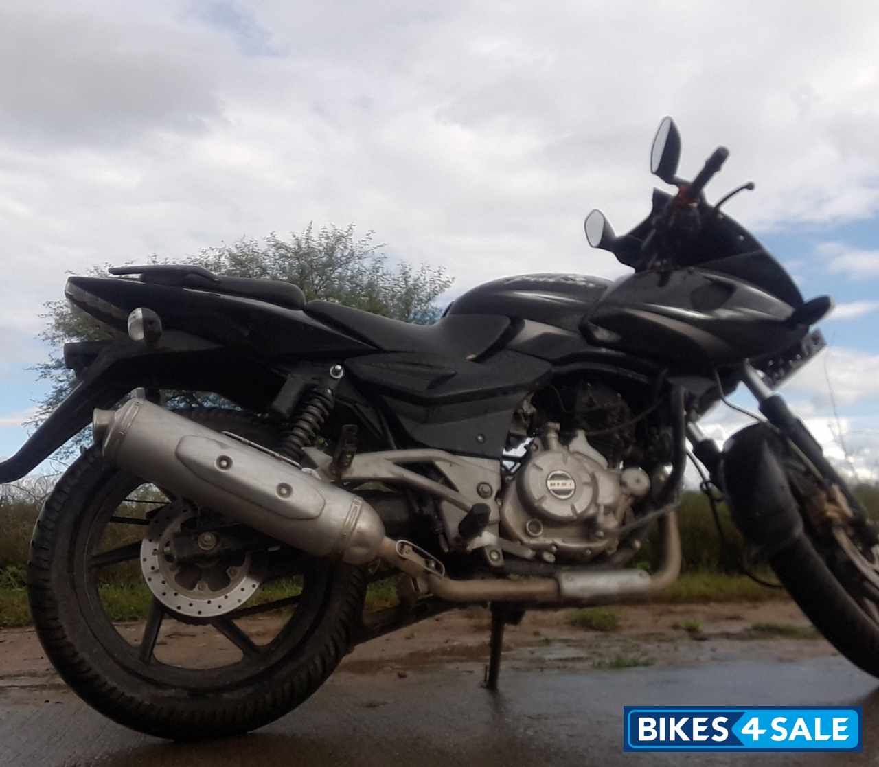 Bajaj Pulsar 220F