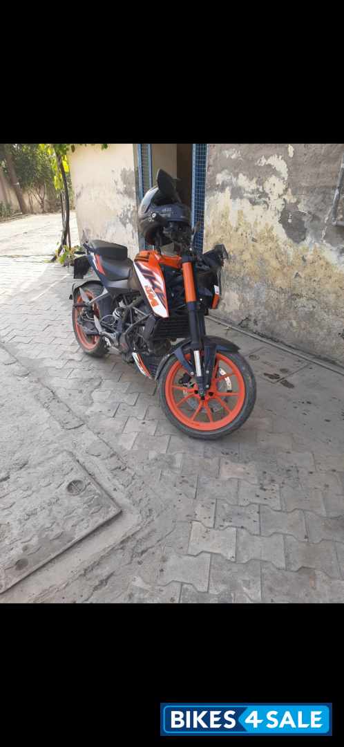 Orange KTM Duke 125