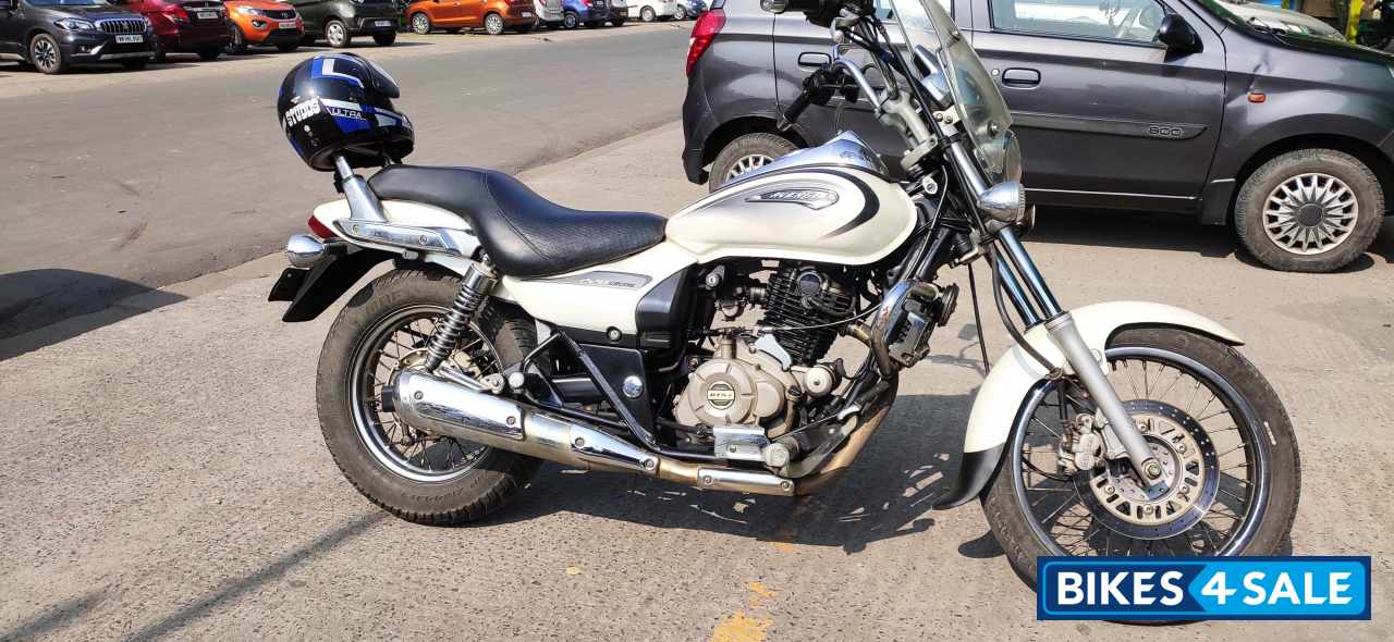 Moon White Bajaj Avenger Cruise 220