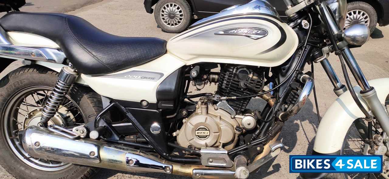 Moon White Bajaj Avenger Cruise 220