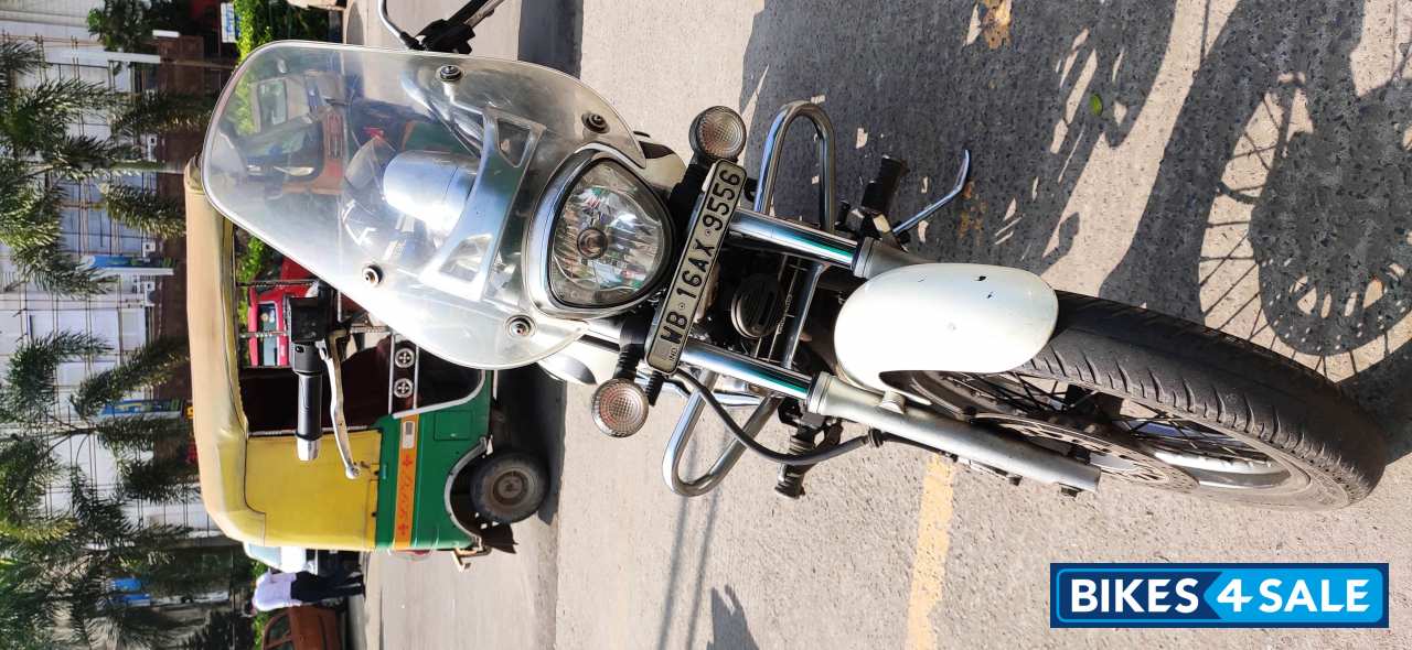 Moon White Bajaj Avenger Cruise 220