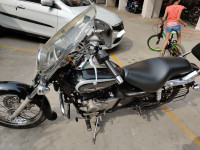 Black Bajaj Avenger Cruise 220
