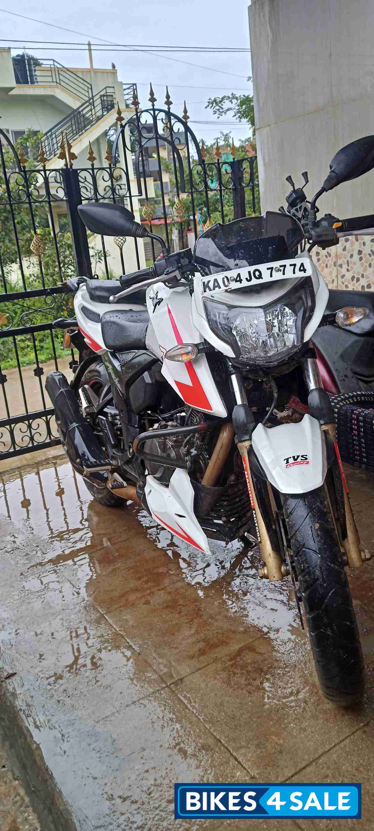 TVS Apache RTR 200 4V