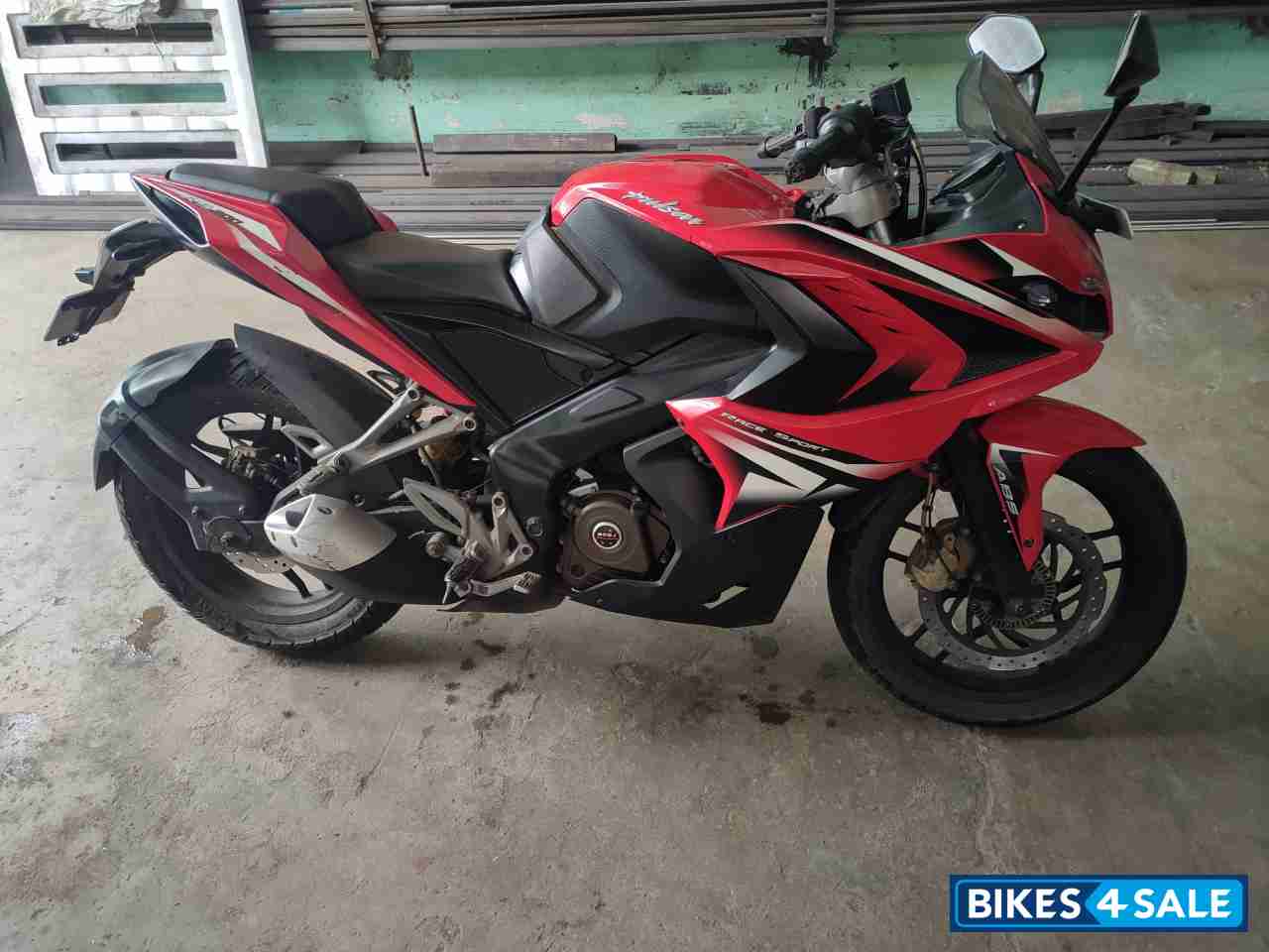 Bajaj Pulsar RS 200 ABS