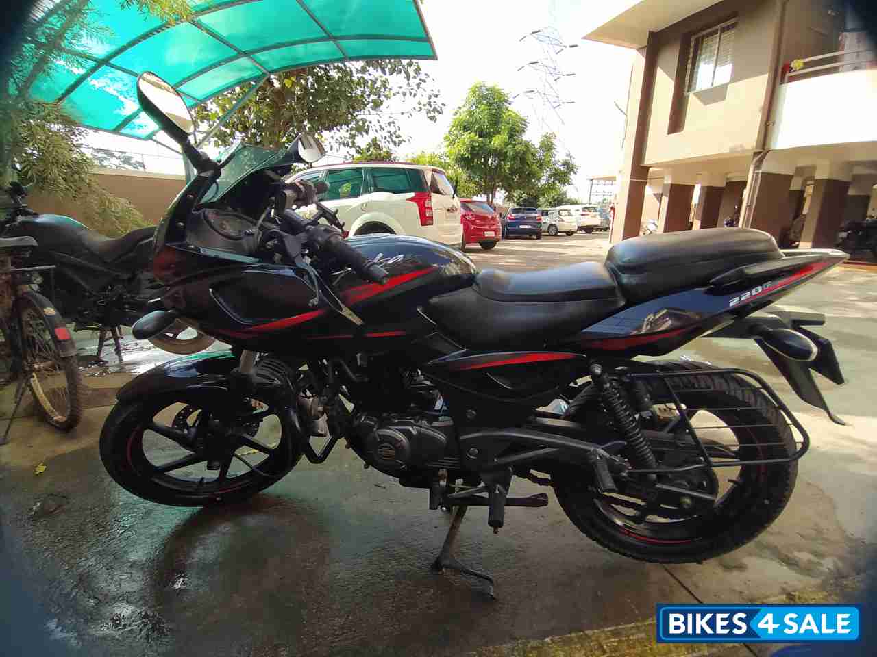 Bajaj Pulsar 220F