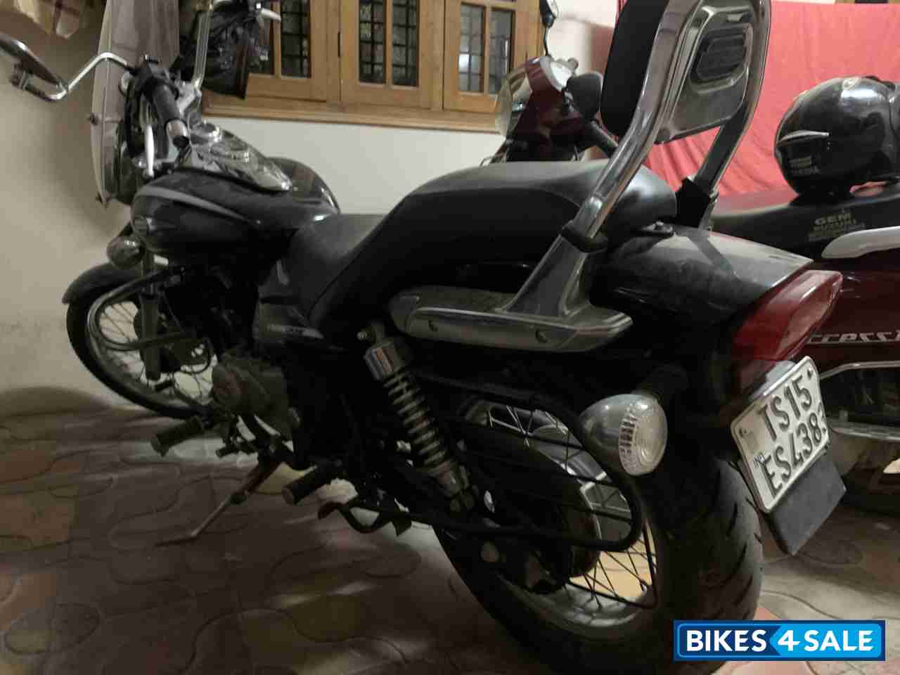 Ebony Black Met Bajaj Avenger Cruise 220