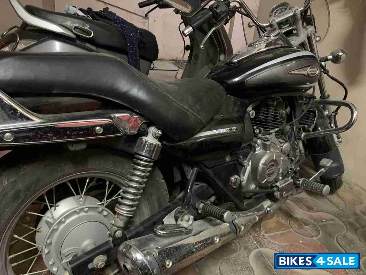 Ebony Black Met Bajaj Avenger Cruise 220