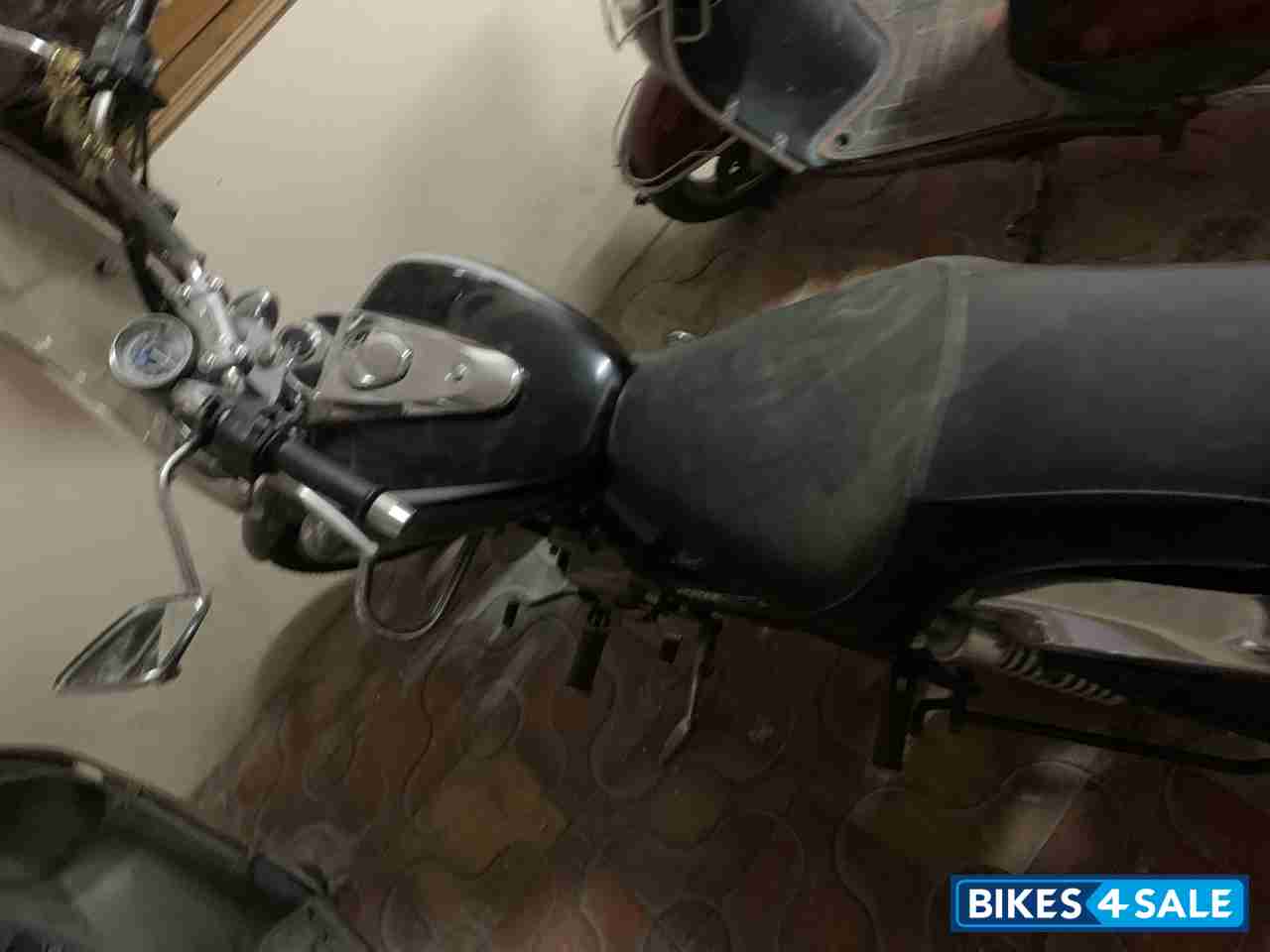 Ebony Black Met Bajaj Avenger Cruise 220