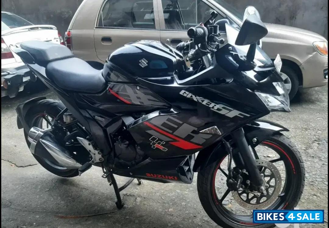 Black Suzuki Gixxer SF