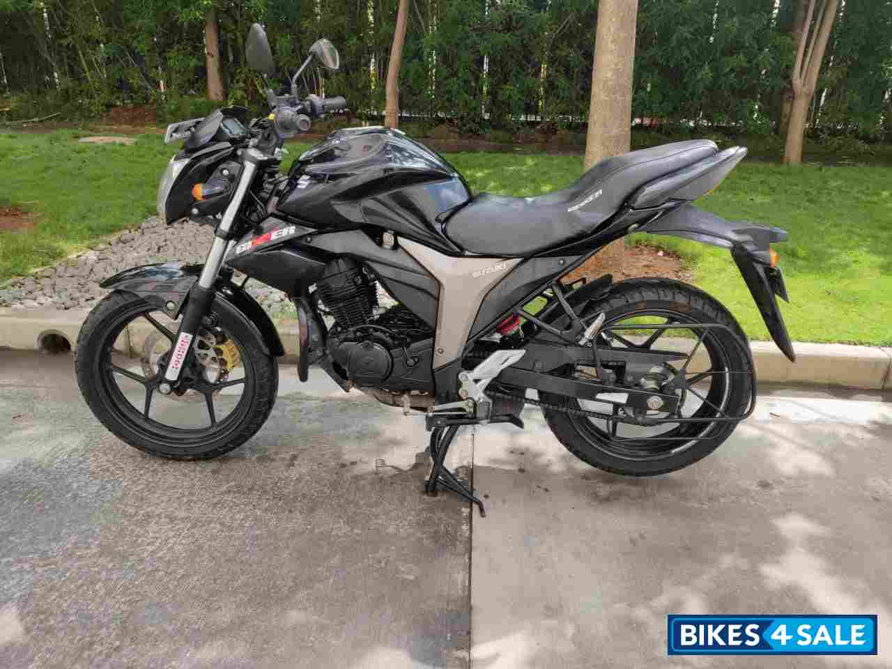 Black Suzuki Gixxer 150